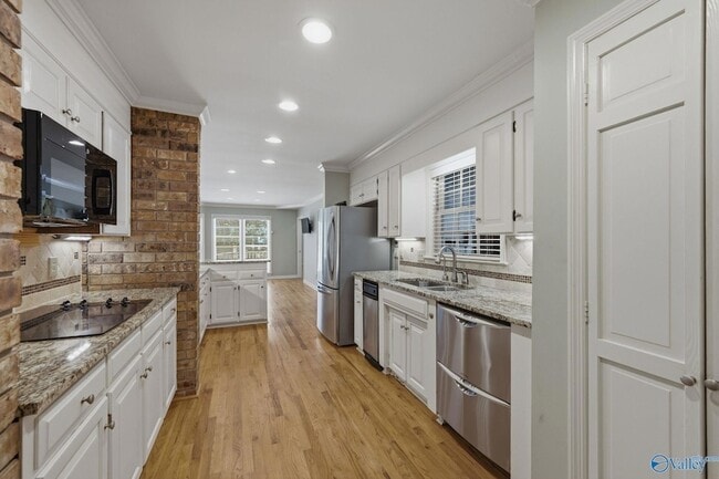 Building Photo - 815 Baylor Dr SE