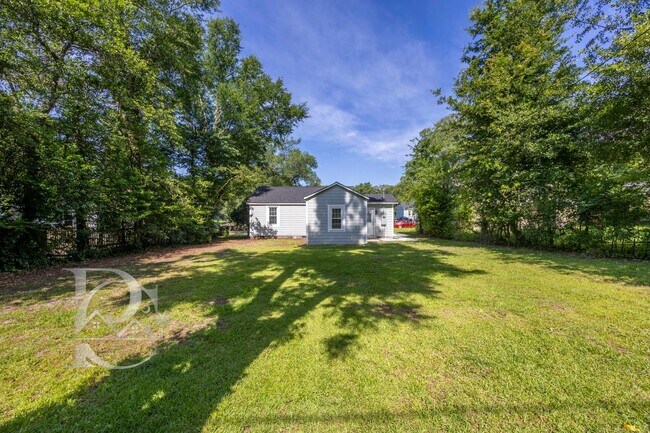 Building Photo - RENOVATED THREE BEDROOM IN ROSEWOOD