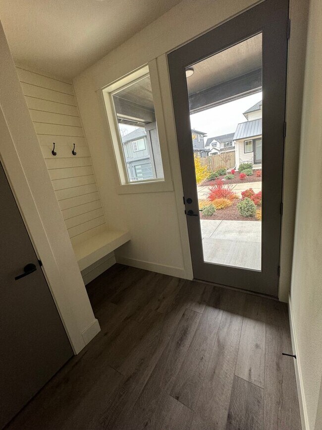 Building Photo - Exceptional 3 Bedroom / 2.5 Bath Modern Townhouse