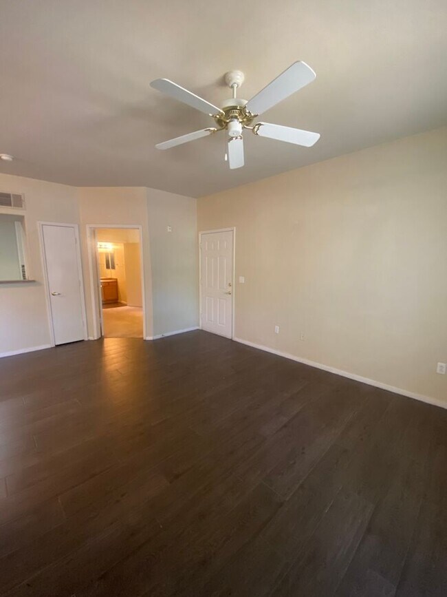 Building Photo - Beautiful unfurnished 2 bedroom in the Sou...