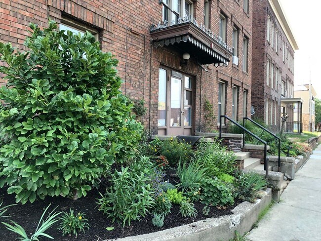 Building Photo - 1901 Lyndale Ave S