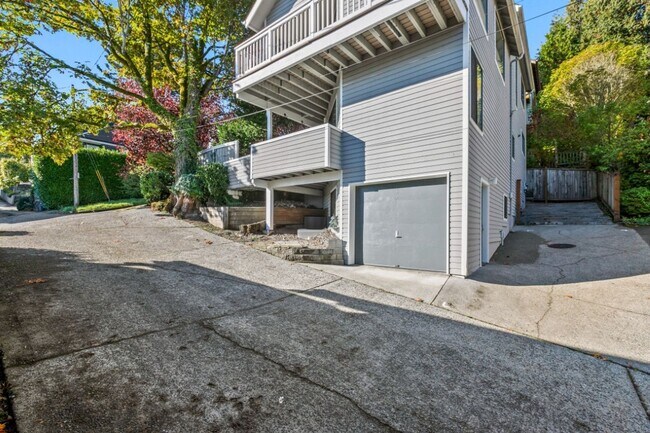 Building Photo - 3Bd/2.5Ba Seattle House