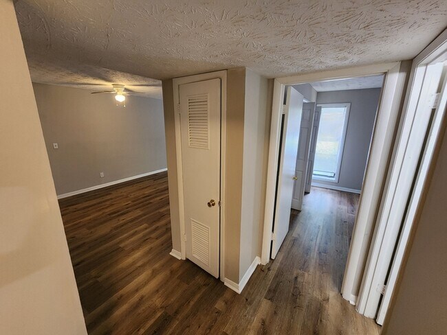 Building Photo - 9400 Roberts Dr