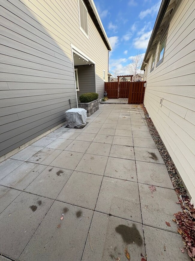 Building Photo - Newer 3 Bedroom / 2.5 Bathroom + Loft in the Ochoco Pointe Community