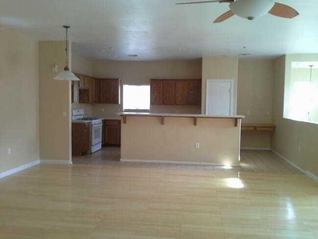 Building Photo - Gorgeous 3 Bedroom Townhome with Attached Garage! Available for Immediate Move in!