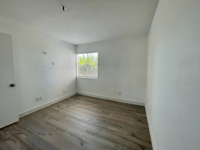 Building Photo - Fully Remodeled 3 Bed 2 Bath East lake