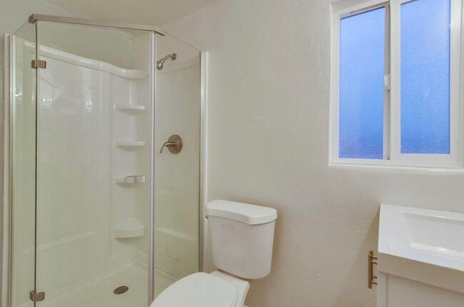 Building Photo - Updated 1 bedroom 1 bath downstairs apartm...