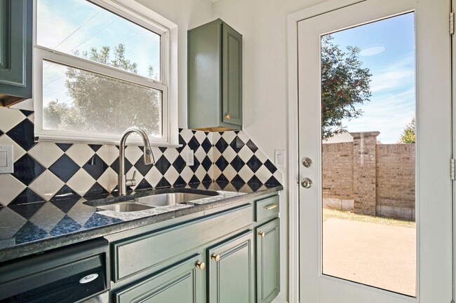 Building Photo - Beautiful 2 Bedroom - 2 Bathroom in Deer C...