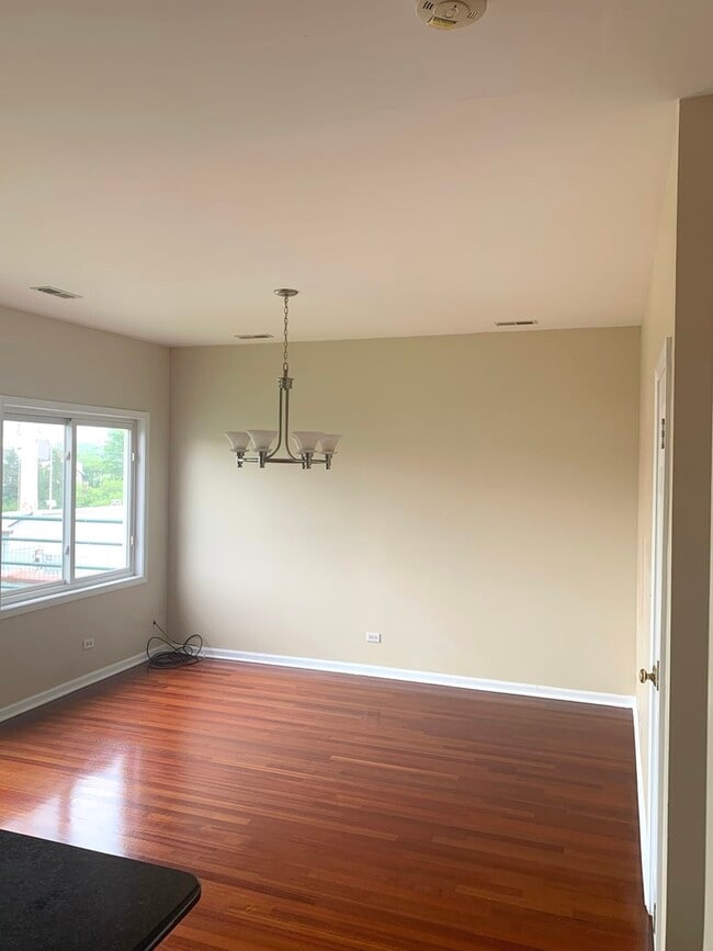 Building Photo - 5081 N Elston Ave