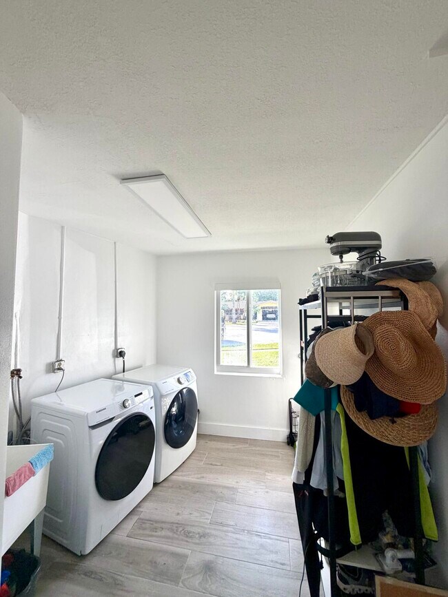 Building Photo - 100 SW 11th Ave