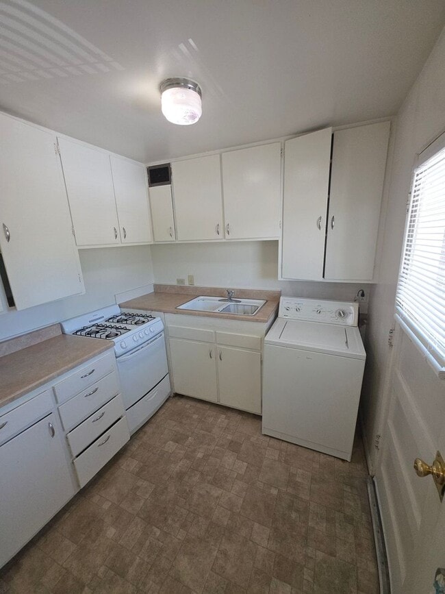 Building Photo - Charming 2 Bed, 1 Bath Apartment - Prime L...