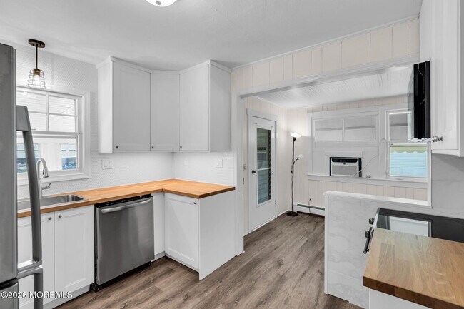 Building Photo - 633 Agnes Ave