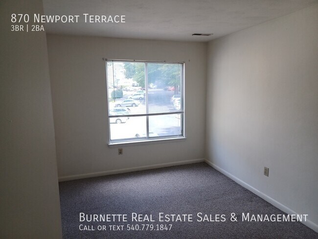Building Photo - 870 Newport Terrace