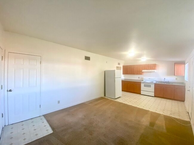 Building Photo - New Flooring! Spacious 1 Bedroom Available...