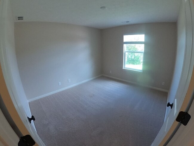 Building Photo - Large 3 Bedroom Home