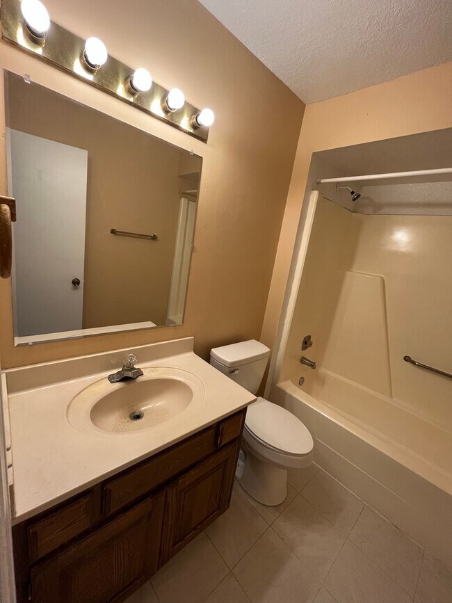 Building Photo - Broken Arrow duplex: 3 bedroom Duplex!