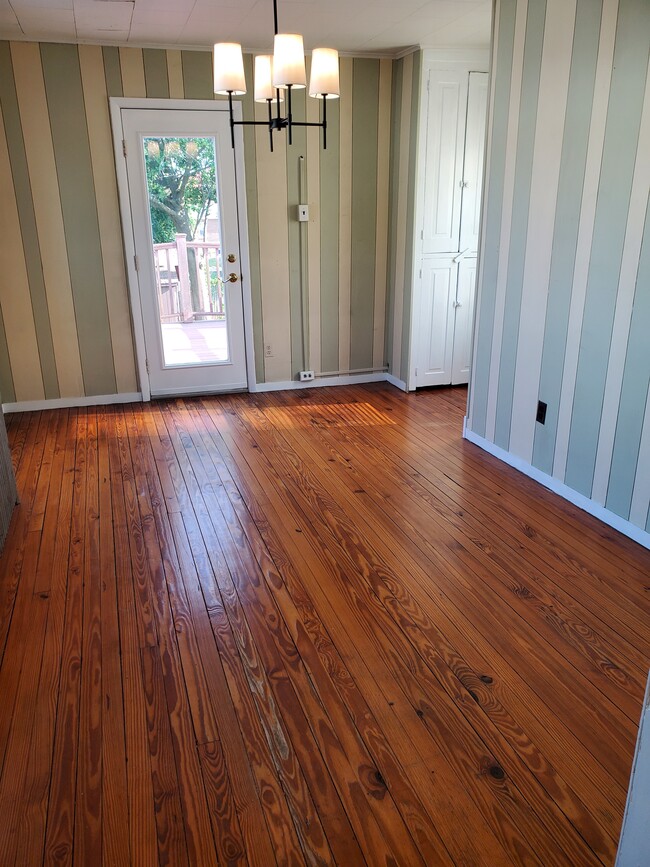 Building Photo - 18 E Main St