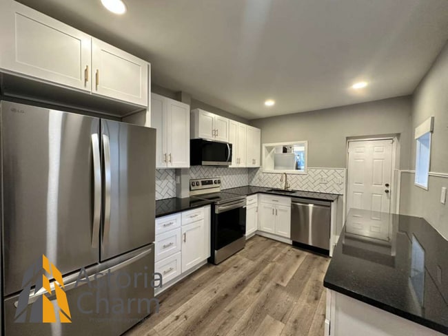 Building Photo - 2 Bedroom Home with Den, Exposed Brick, and Updated Kitchen in Westport