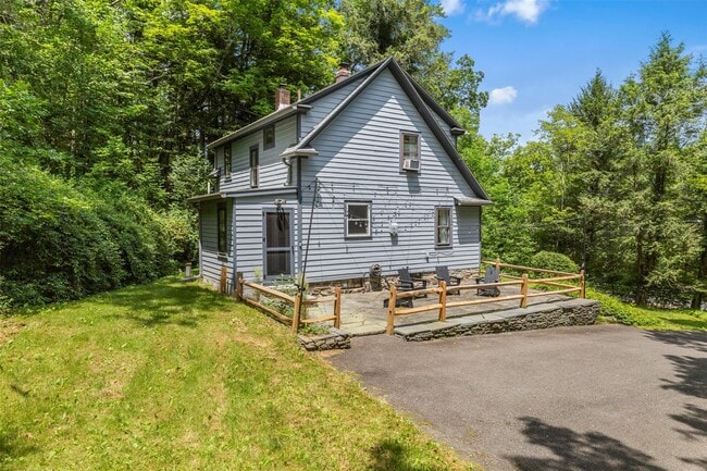 Building Photo - 1025 Sawkill Rd