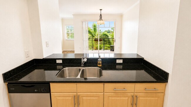 Building Photo - Annual unfurnished luxury 3/2 condo downtown Sarasota overlooking a park!