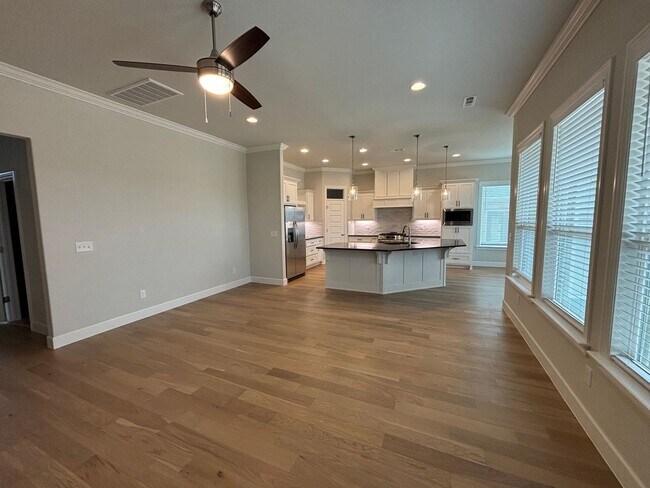 Building Photo - Cozy 4 Bedroom/2.5 Bath Home in a Wonderful Neighborhood