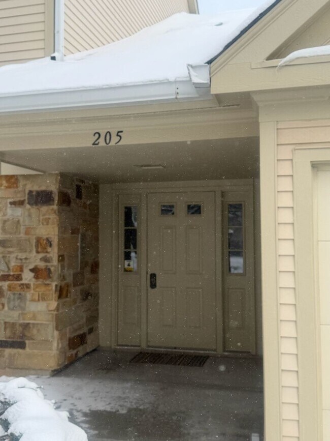 Building Photo - 205 Glasgow Ln