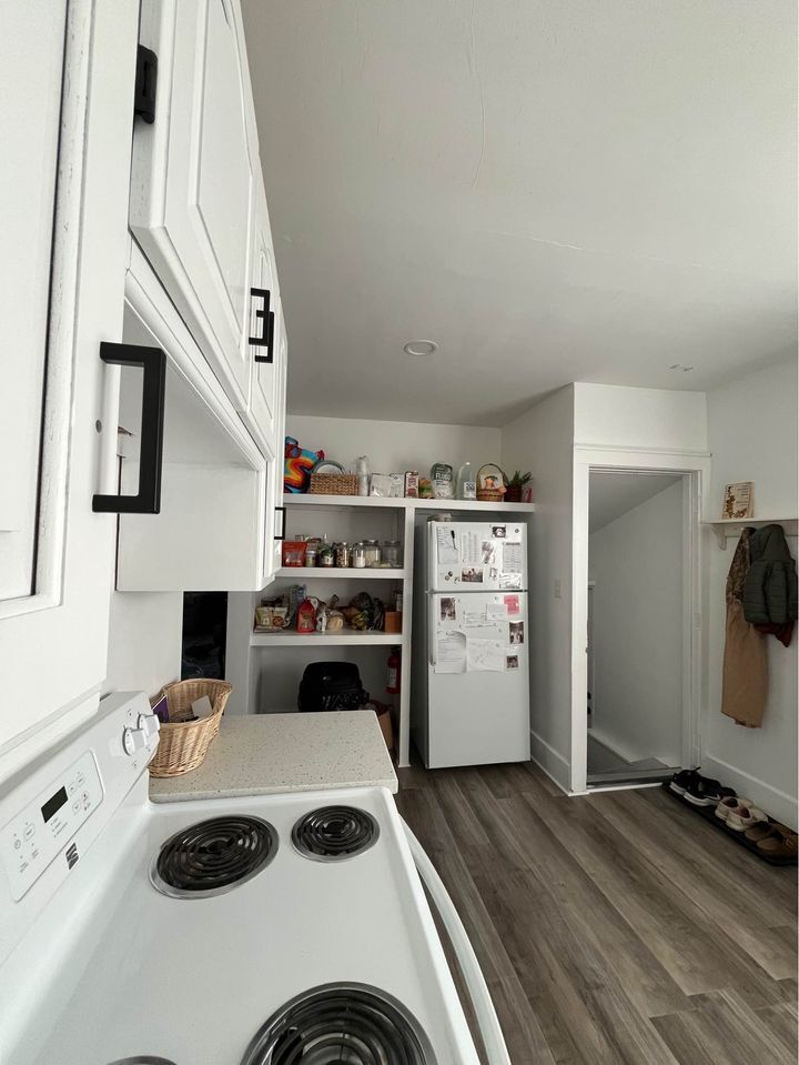 Building Photo - 806 W Broadway St