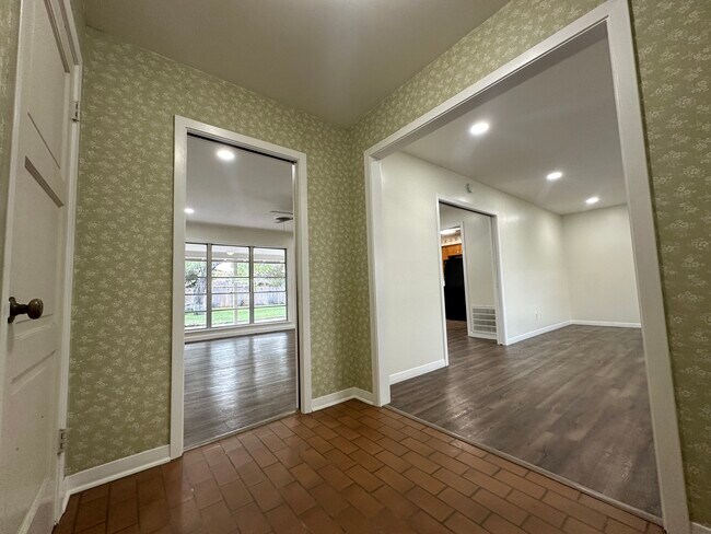 Building Photo - 711 E Locust Ave