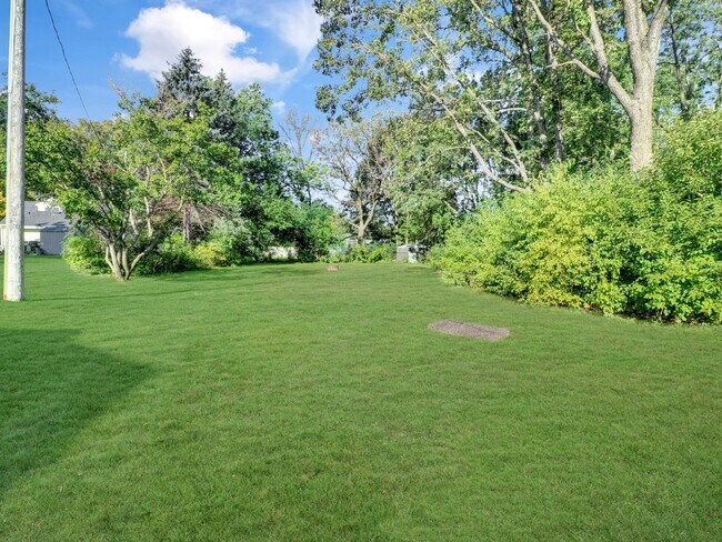 Building Photo - 3 bed Rambler on huge lot