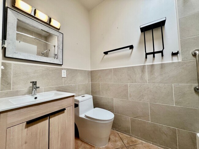 Building Photo - AVAILABLE NOW! 3 Bedroom 2 Bathroom POOL HOME in Palm Springs !