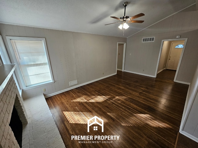 Building Photo - 2942 S.Mendenhall Road