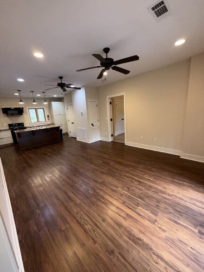 Building Photo - 712 Park Dr