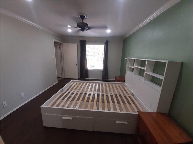 Building Photo - 9700 Leawood Blvd