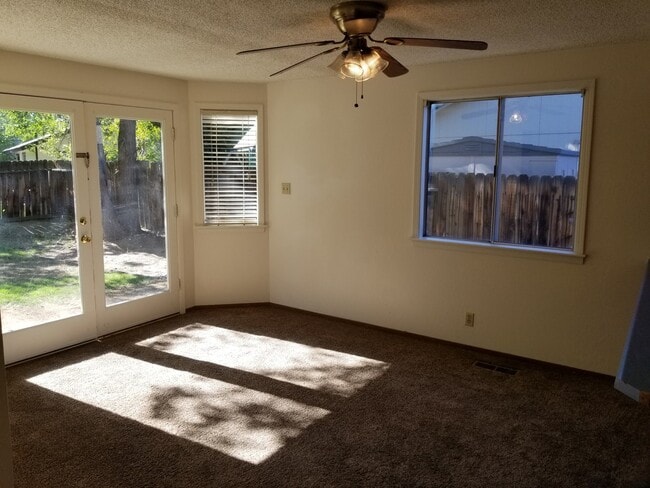 Building Photo - Walking Distance to neighborhood schools a...