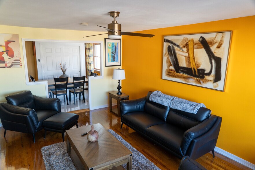 Building Photo - 1042 E 93rd St