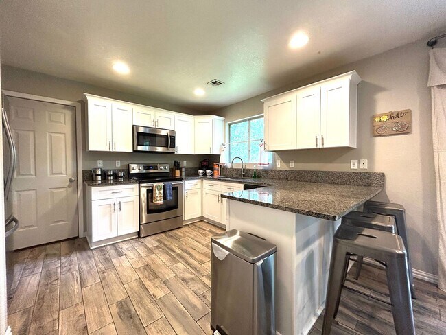 Building Photo - One level 3 bed/2 bath spacious home with ...
