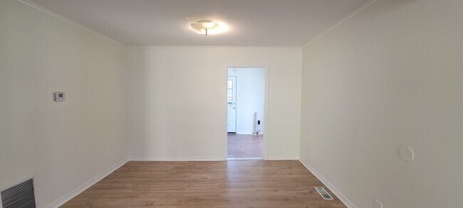 Building Photo - Amazing 4 bedroom/2 bath Two-story home wi...