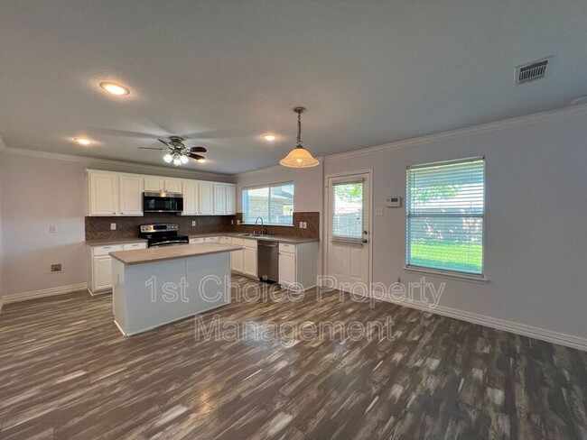 Building Photo - 9221 Comanche Ridge Dr