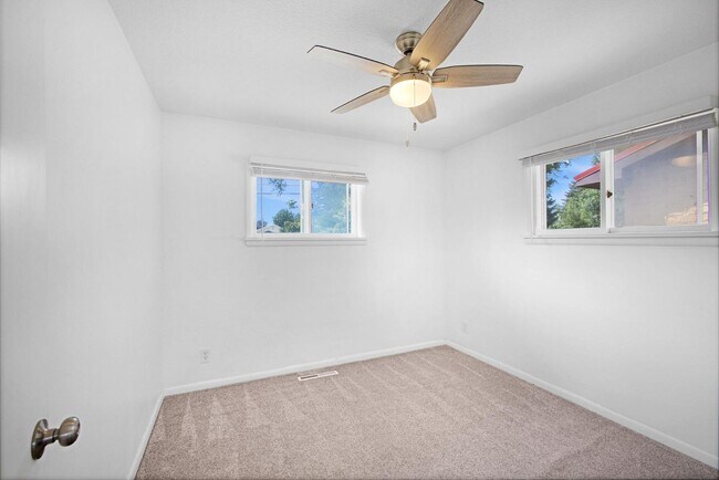 Building Photo - 204 Dove Ave