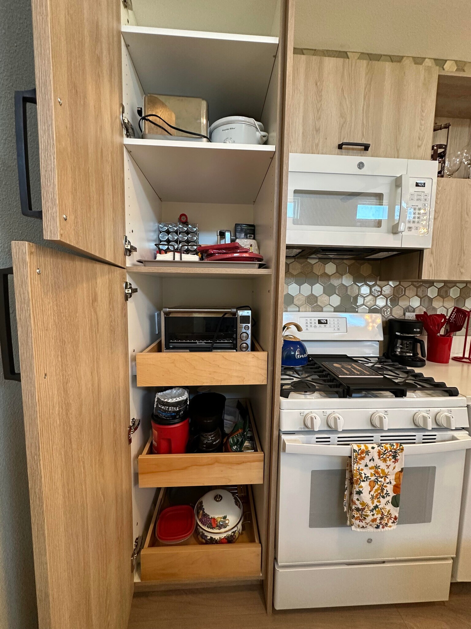 Fully stocked kitchen - 1490 Ash St