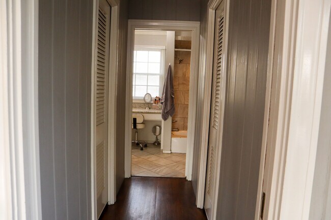 Building Photo - 123 Lloyd St