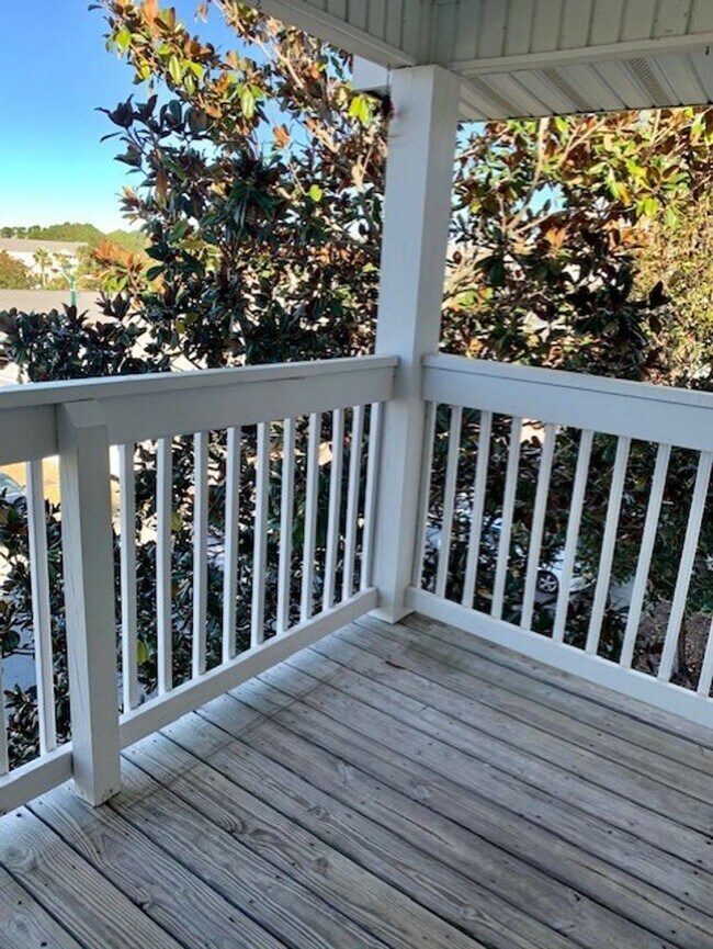 Building Photo - Recently Upgraded Spacious 1B/1B Condo nea...