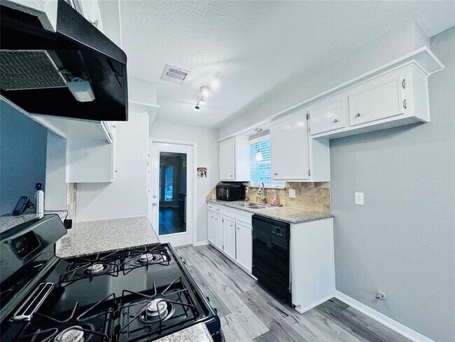 Building Photo - 3934 Thistlewood Dr