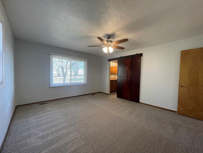 Building Photo - Acreage In Papillion!