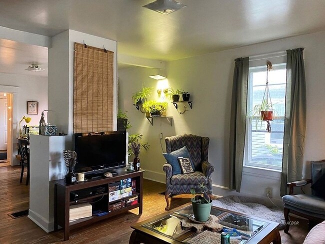 Living and Dining Room - 177 N Lancaster St