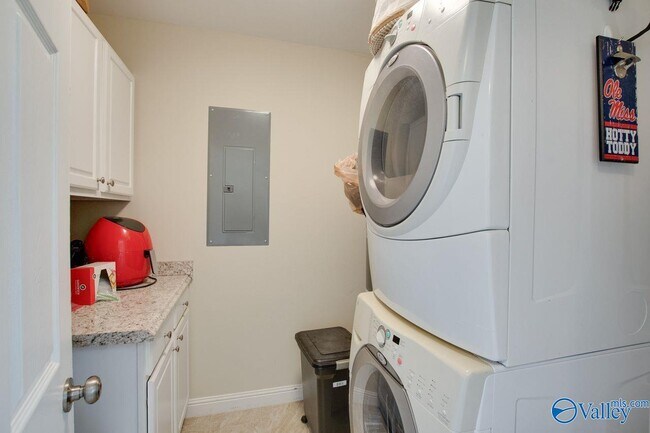 Building Photo - 215 Drake Ave SW