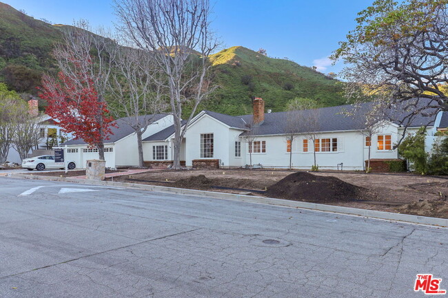 Building Photo - 17620 Camino De Yatasto