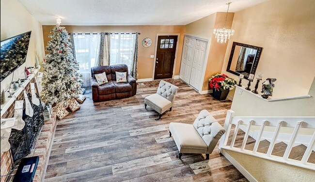 Building Photo - Huge room in a large shared home, private bathroom, great neighborhood, friendly roommates!