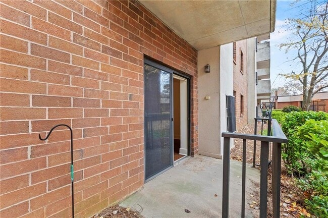 Building Photo - 300 Johnson Ferry Rd