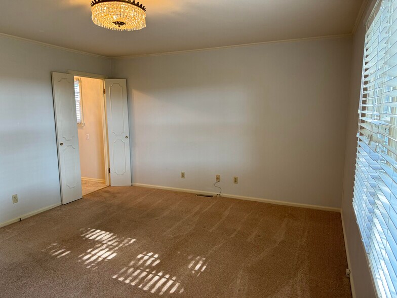 Master bedroom with 2 large closets - 104 Winston Pl